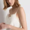 O vestido justo assimétrico de renda acetinada da The Edit