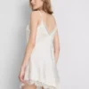 O vestido justo assimétrico de renda acetinada da The Edit