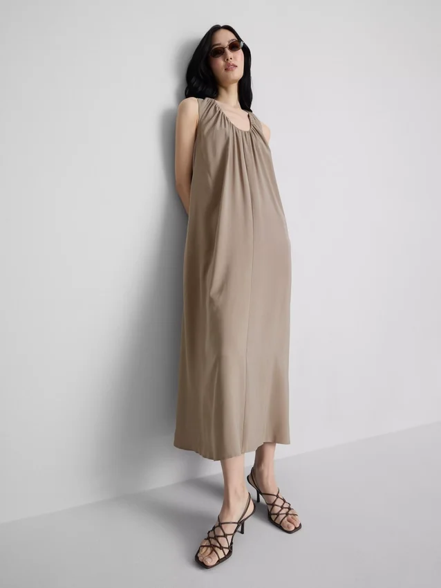 O vestido maxi trapézio da coleção «The Edit»
