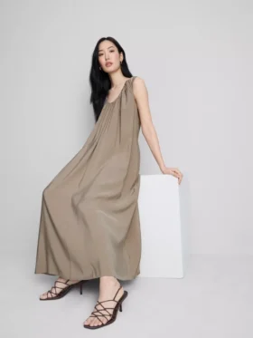 O vestido maxi trapézio da coleção «The Edit»