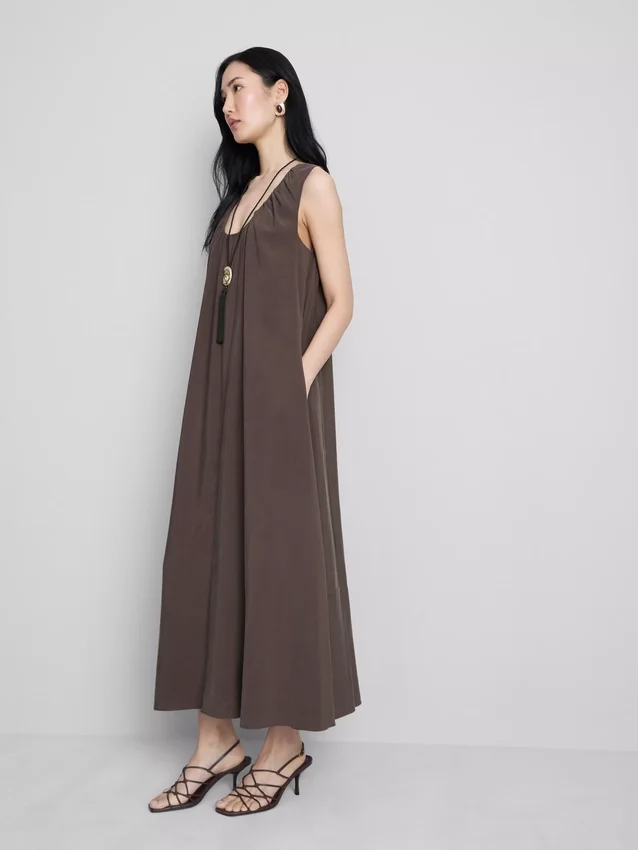 O vestido maxi trapézio da coleção «The Edit»