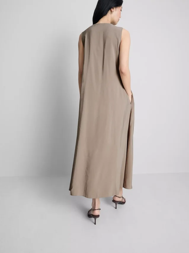 O vestido maxi trapézio da coleção «The Edit»