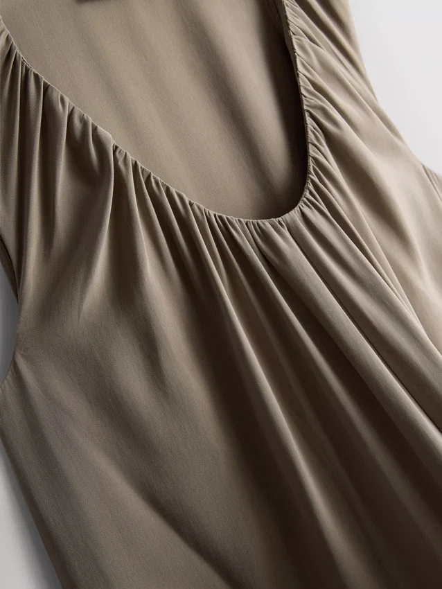 O vestido maxi trapézio da coleção «The Edit»