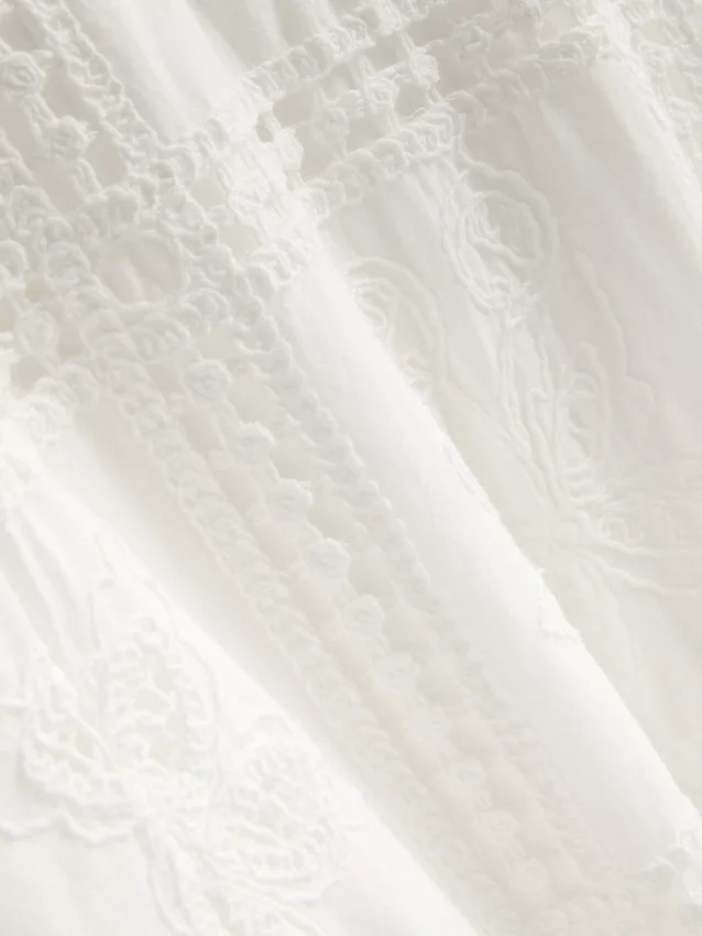 O vestido midi bordado da The Edit