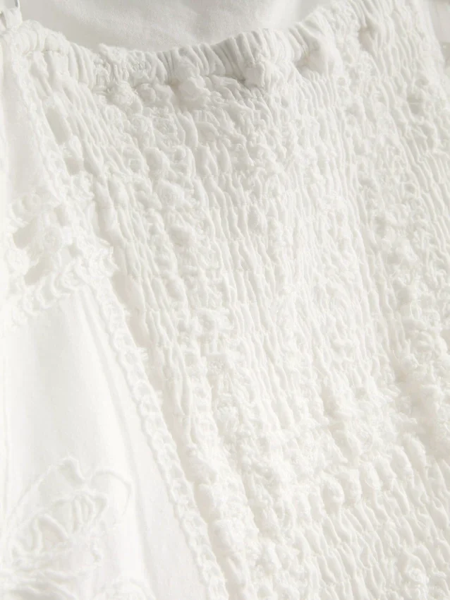 O vestido midi bordado da The Edit