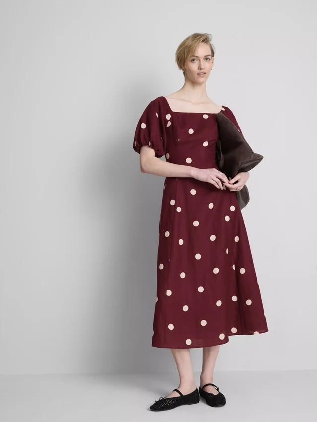 O vestido midi de linho com mangas bufantes da The Edit