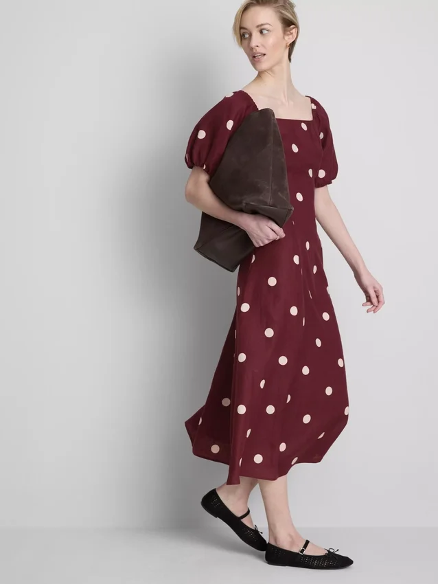 O vestido midi de linho com mangas bufantes da The Edit