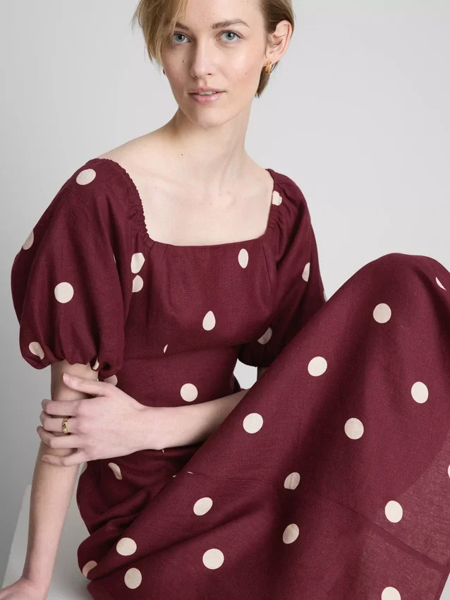 O vestido midi de linho com mangas bufantes da The Edit