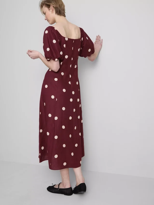 O vestido midi de linho com mangas bufantes da The Edit