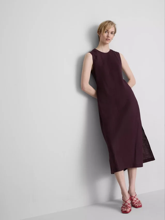 O vestido midi sem mangas em linho da coleção «The Edit»