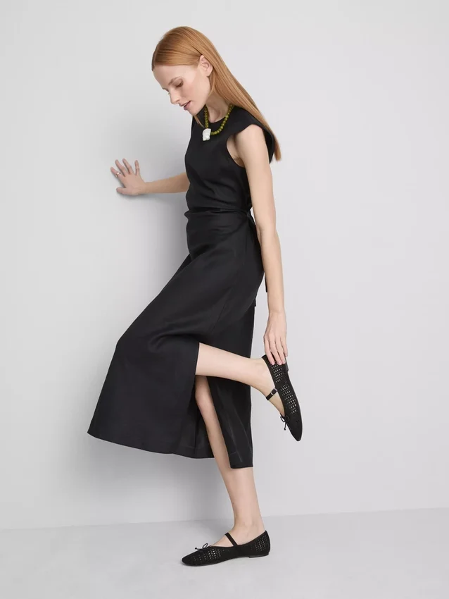 O vestido midi sem mangas em linho da coleção «The Edit»