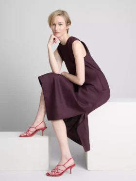 O vestido midi sem mangas em linho da coleção «The Edit»