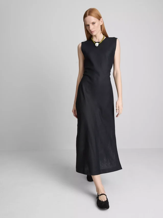 O vestido midi sem mangas em linho da coleção «The Edit»