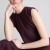 O vestido midi sem mangas em linho da coleção «The Edit»