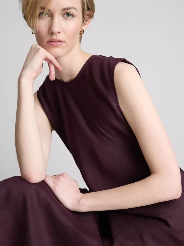 O vestido midi sem mangas em linho da coleção «The Edit»