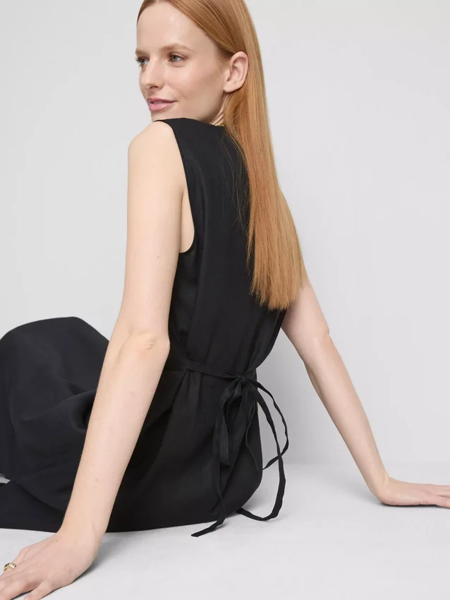 O vestido midi sem mangas em linho da coleção «The Edit»