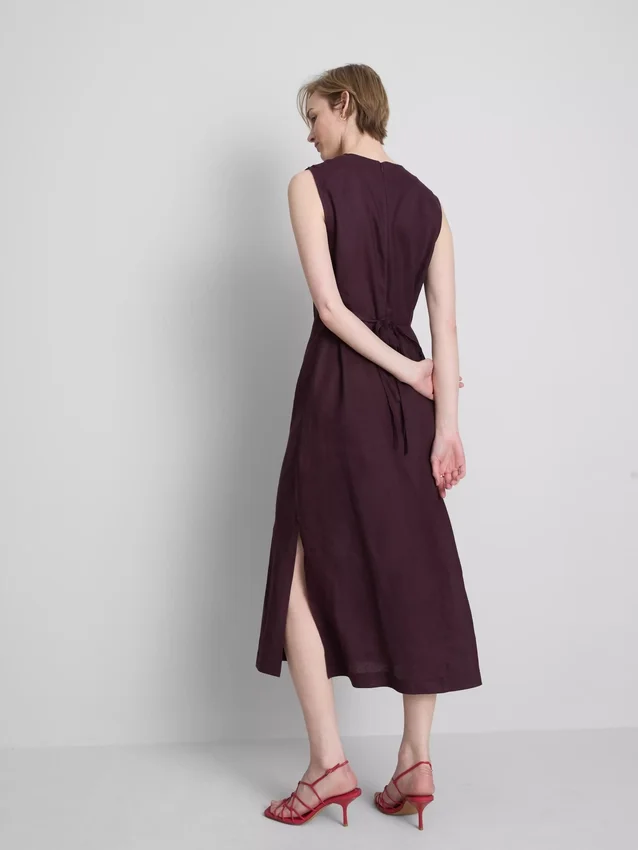 O vestido midi sem mangas em linho da coleção «The Edit»