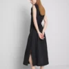 O vestido midi sem mangas em linho da coleção «The Edit»