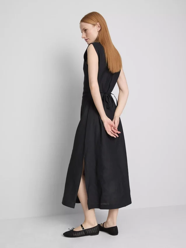O vestido midi sem mangas em linho da coleção «The Edit»