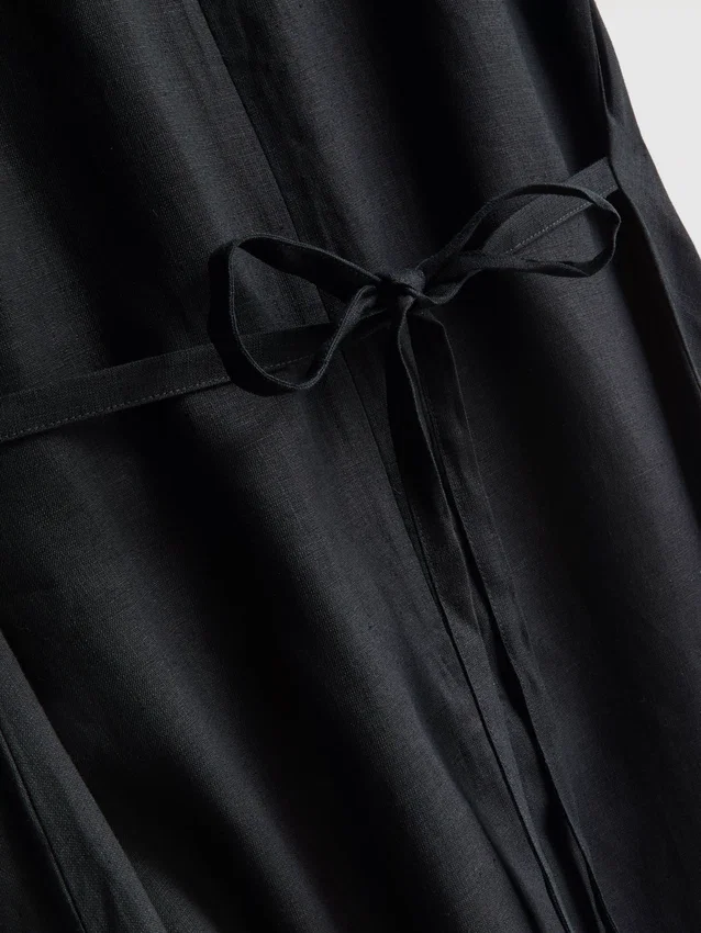 O vestido midi sem mangas em linho da coleção «The Edit»