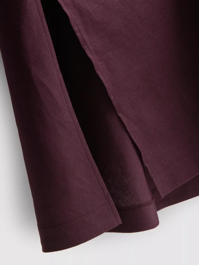 O vestido midi sem mangas em linho da coleção «The Edit»