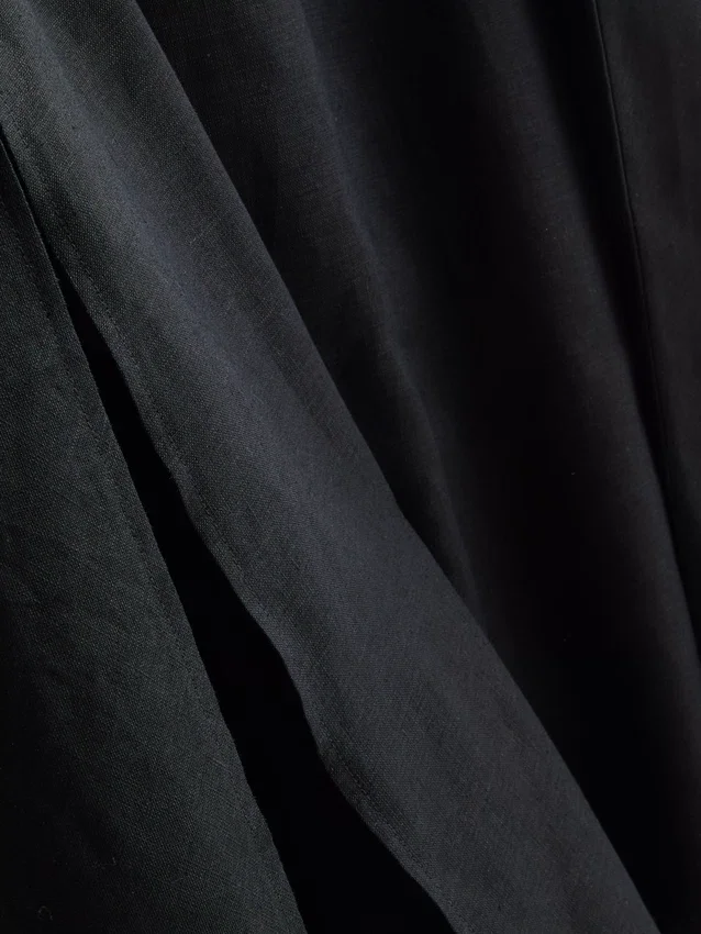 O vestido midi sem mangas em linho da coleção «The Edit»