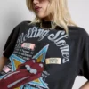 O vestido t-shirt com estampado dos Rolling Stones