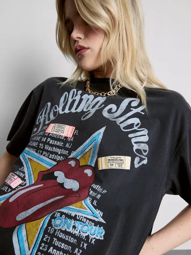 O vestido t-shirt com estampado dos Rolling Stones