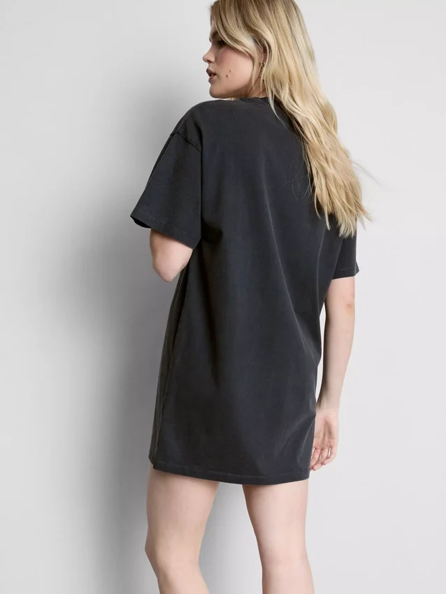 O vestido t-shirt com estampado dos Rolling Stones