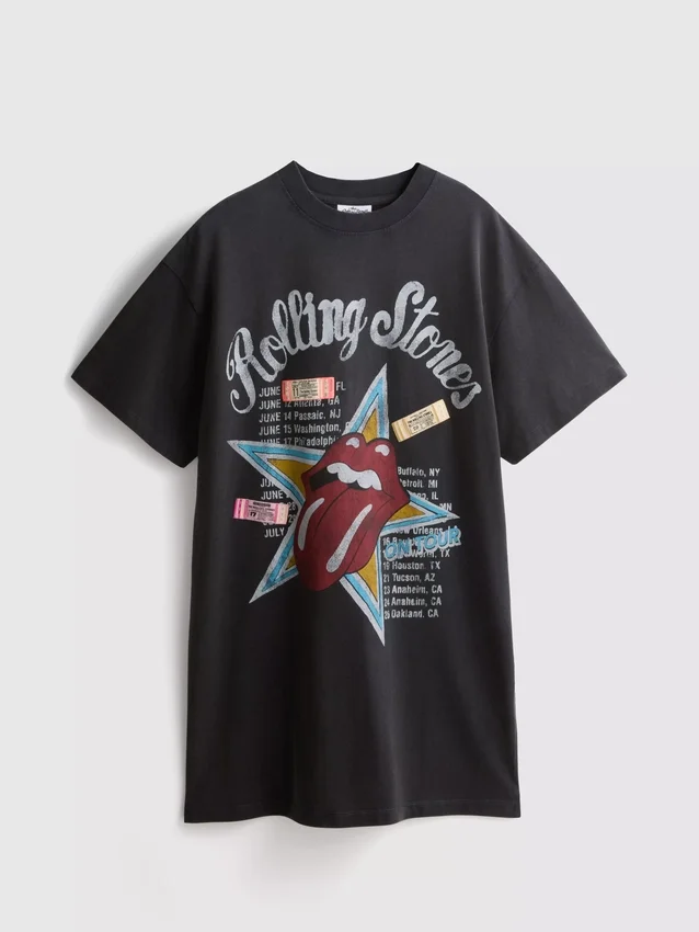 O vestido t-shirt com estampado dos Rolling Stones