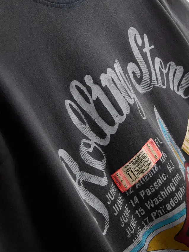 O vestido t-shirt com estampado dos Rolling Stones