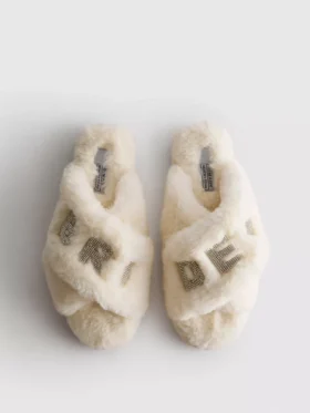 Pantufas de noiva com tiras cruzadas em pele sintética