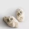 Pantufas de noiva com tiras cruzadas em pele sintética
