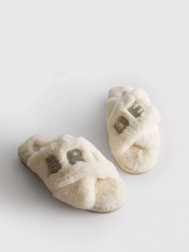 Pantufas de noiva com tiras cruzadas em pele sintética