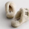 Pantufas de noiva com tiras cruzadas em pele sintética