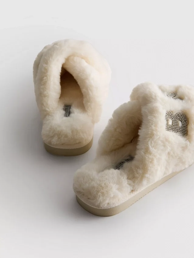 Pantufas de noiva com tiras cruzadas em pele sintética