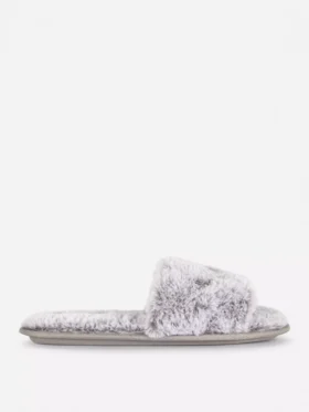 Pantufas fofas con fajas cruzadas