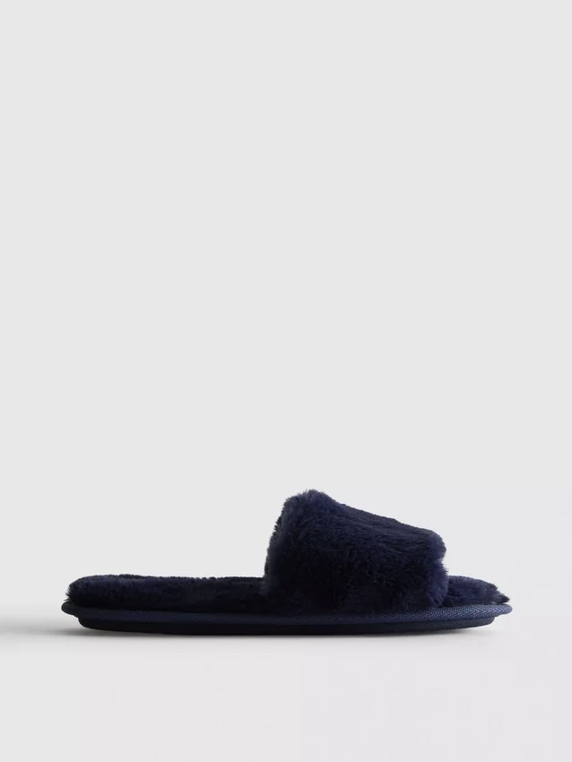 Pantufas fofas con fajas cruzadas