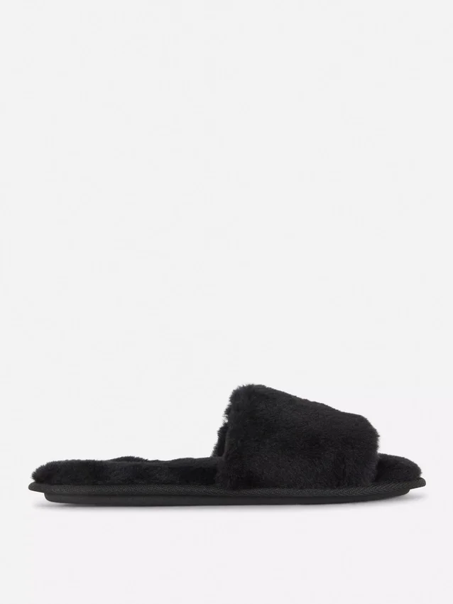 Pantufas fofas con fajas cruzadas