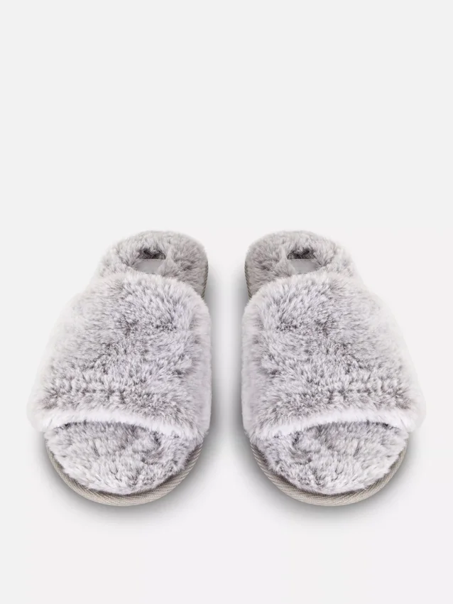 Pantufas fofas con fajas cruzadas