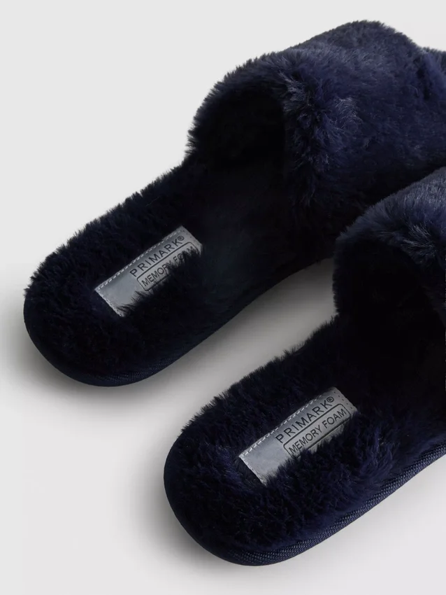 Pantufas fofas con fajas cruzadas