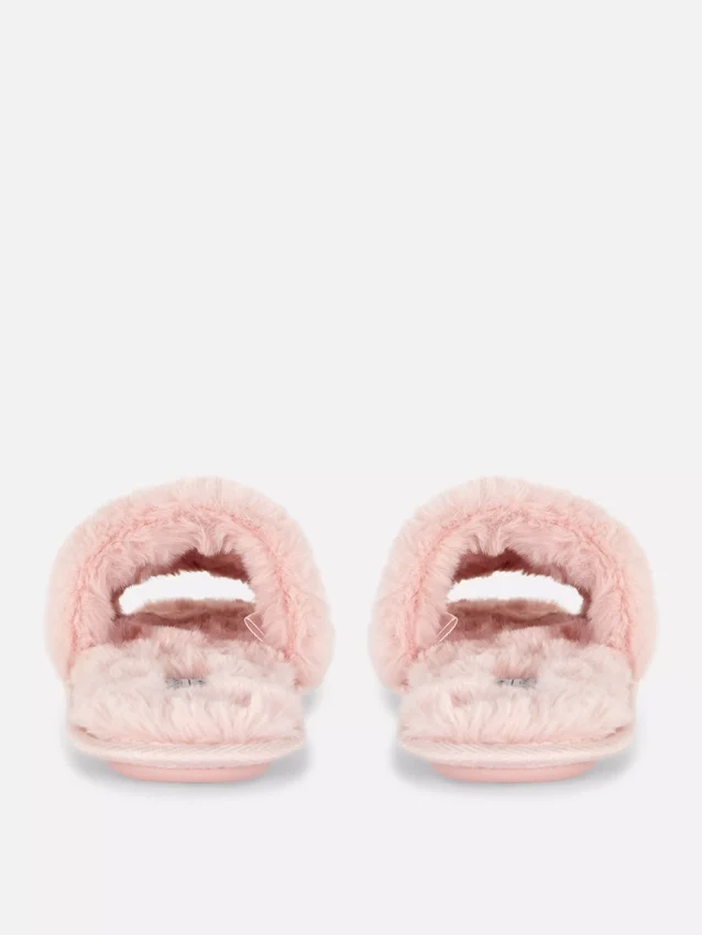 Pantufas fofas con fajas cruzadas