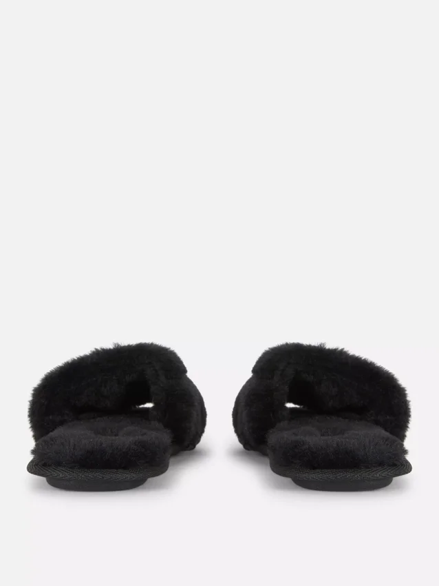 Pantufas fofas con fajas cruzadas