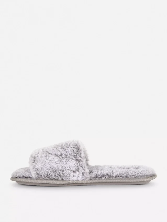 Pantufas fofas con fajas cruzadas