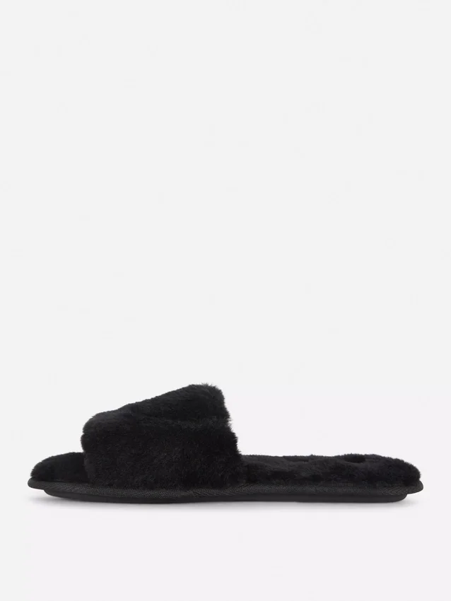 Pantufas fofas con fajas cruzadas