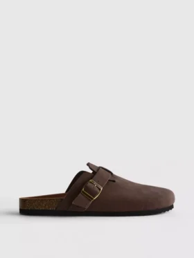 Pantufas tipo mule com biqueira fechada