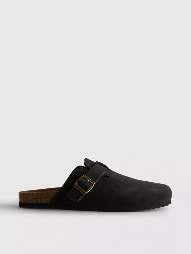 Pantufas tipo mule com biqueira fechada