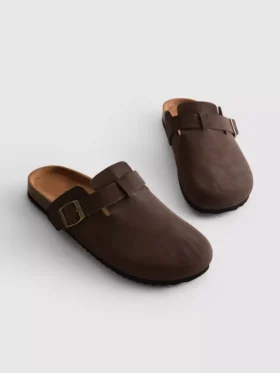 Pantufas tipo mule com biqueira fechada
