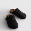 Pantufas tipo mule com biqueira fechada