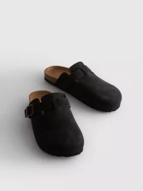 Pantufas tipo mule com biqueira fechada